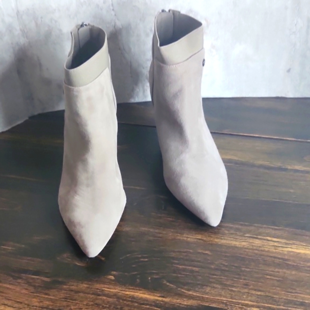 Bandolino Bari Taupe Suede Pointed Toe Kitten Ankle Booties new 8M - Picture 2 of 8